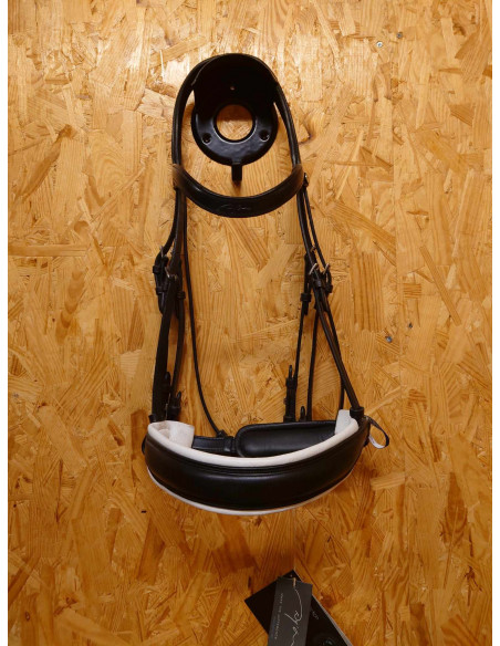 Dyón Kandar bred nosgrimma vitfodrad Dressage Collection