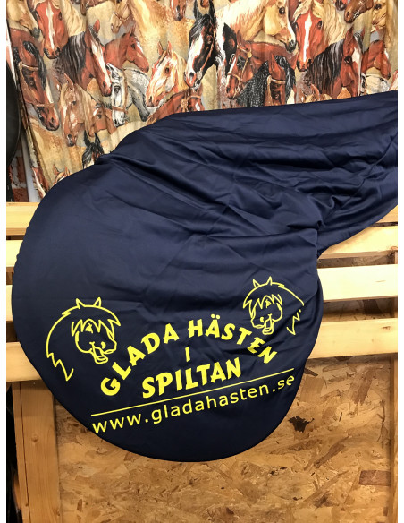 Bucas Sadelskydd med Glada Hästen-logga