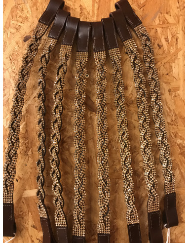 Pannband flätad med stenar